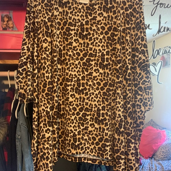 Shirts and pencil skirt - Picture 2 of 3